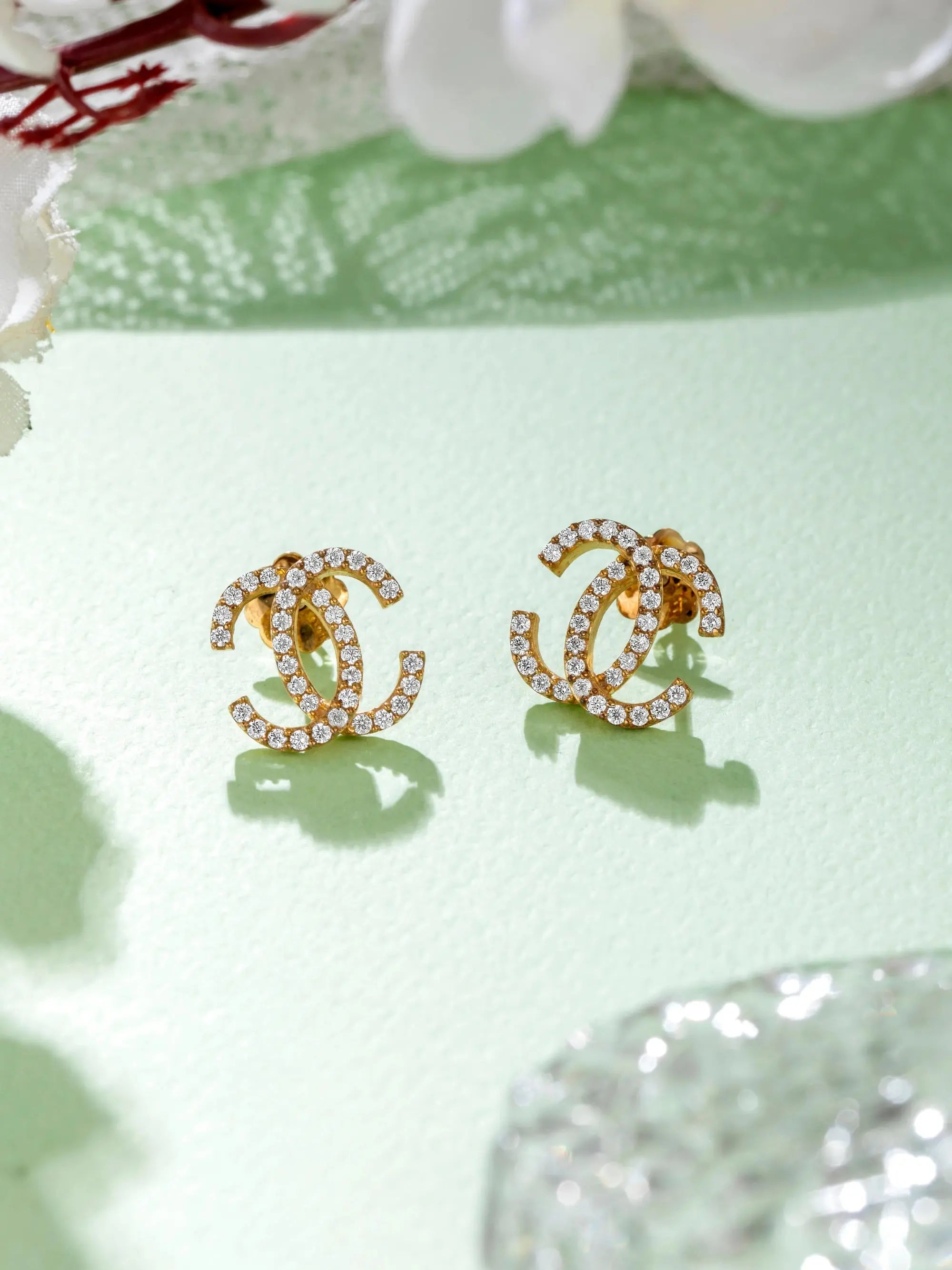 Curved 18K gold diamond earrings Two Cs of Diam