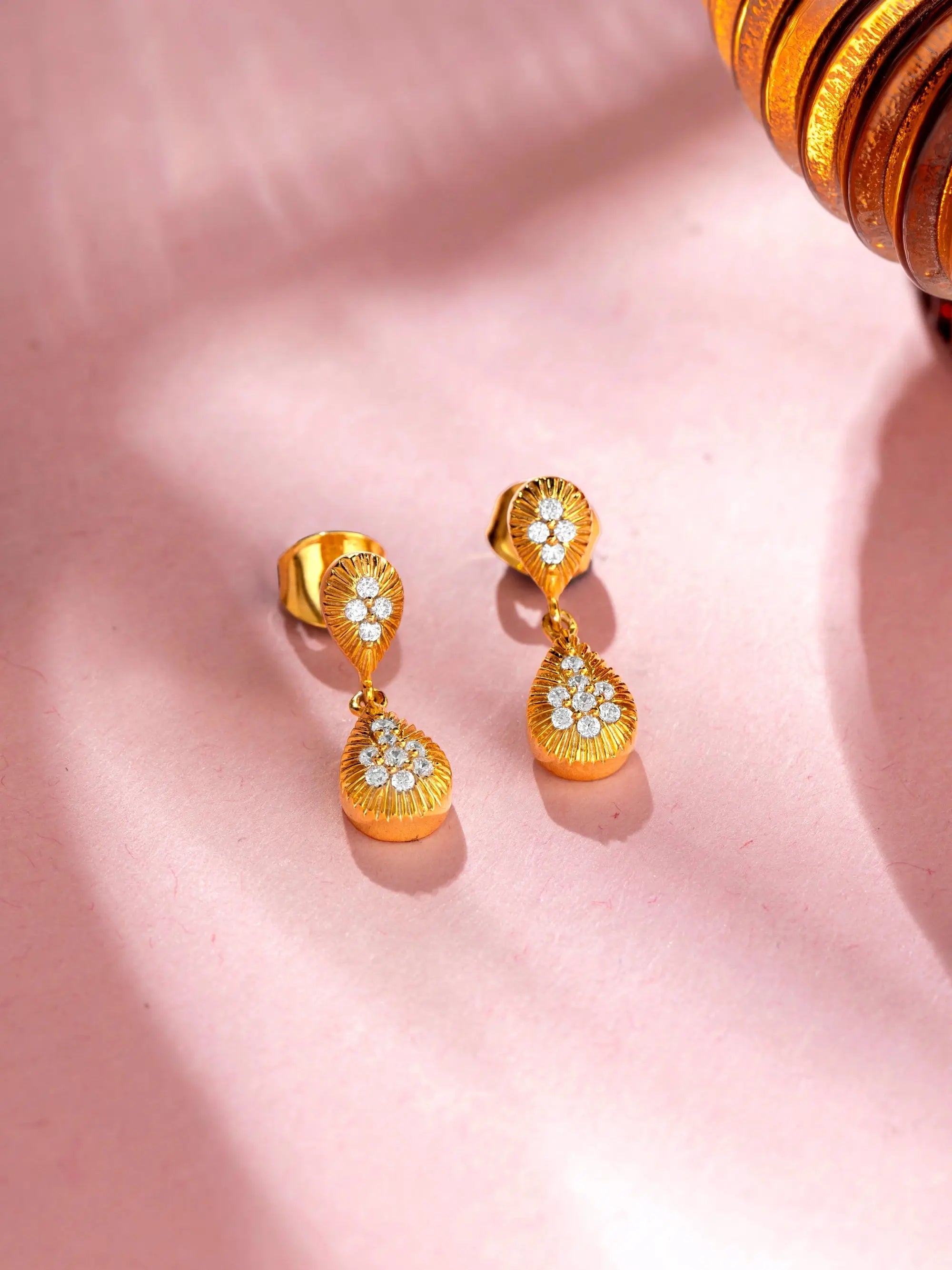 Mesmerize With The Minimalist – 1 18K gold diamond earrings by AuDiam